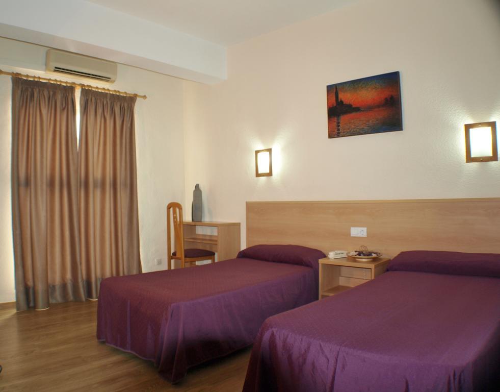 Twin Room,683364714:JPEG
